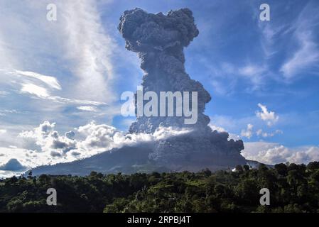 (190610) -- PECHINO, 10 giugno 2019 -- la foto scattata il 9 giugno 2019 mostra il Monte Sinabung che spezza ceneri spesse a Karo, Sumatra settentrionale, Indonesia. ) XINHUA FOTO DEL GIORNO AntoxSembiring PUBLICATIONxNOTxINxCHN Foto Stock