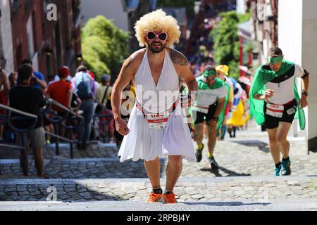 (190610) -- LIEGI, 10 giugno 2019 (Xinhua) -- Un corridore partecipa alla Beer Lovers Marathon a Liegi, Belgio, 9 giugno 2019. Con il tema di Run as Heroes , la Beer Lovers Marathon ha preso il via a Liegi domenica, attirando oltre 1800 corridori, molti dei quali vestiti da eroi. Questa gara è principalmente pensata per essere divertente e festosa. Oltre alla consueta fornitura di acqua e cibo ogni 5 km, tutti i corridori possono scoprire e assaggiare diverse birre belghe lungo il tragitto. (Xinhua/Zhang Cheng) (SP)BELGIO-LIEGI-AMANTI DELLA BIRRA MARATHON PUBLICATIONxNOTxINxCHN Foto Stock