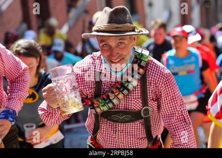 (190610) -- LIEGI, 10 giugno 2019 (Xinhua) -- Un corridore partecipa alla Beer Lovers Marathon a Liegi, Belgio, 9 giugno 2019. Con il tema di Run as Heroes , la Beer Lovers Marathon ha preso il via a Liegi domenica, attirando oltre 1800 corridori, molti dei quali vestiti da eroi. Questa gara è principalmente pensata per essere divertente e festosa. Oltre alla consueta fornitura di acqua e cibo ogni 5 km, tutti i corridori possono scoprire e assaggiare diverse birre belghe lungo il tragitto. (Xinhua/Zhang Cheng) (SP)BELGIO-LIEGI-AMANTI DELLA BIRRA MARATHON PUBLICATIONxNOTxINxCHN Foto Stock