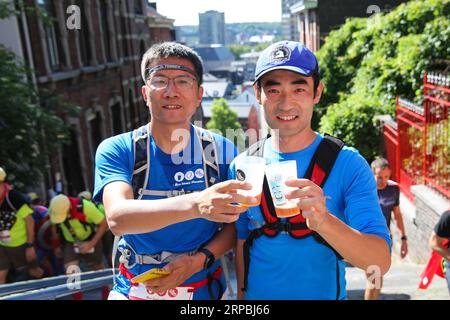 (190610) -- LIEGI, 10 giugno 2019 (Xinhua) -- due corridori cinesi partecipano alla Maratona degli amanti della birra a Liegi, Belgio, 9 giugno 2019. Con il tema di Run as Heroes , la Beer Lovers Marathon ha preso il via a Liegi domenica, attirando oltre 1800 corridori, molti dei quali vestiti da eroi. Questa gara è principalmente pensata per essere divertente e festosa. Oltre alla consueta fornitura di acqua e cibo ogni 5 km, tutti i corridori possono scoprire e assaggiare diverse birre belghe lungo il tragitto. (Xinhua/Zhang Cheng) (SP)BELGIO-LIEGI-AMANTI DELLA BIRRA MARATHON PUBLICATIONxNOTxINxCHN Foto Stock