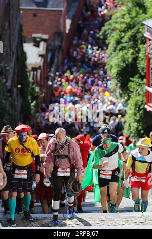 (190610) -- LIEGI, 10 giugno 2019 (Xinhua) -- i corridori partecipano alla Beer Lovers Marathon a Liegi, Belgio, 9 giugno 2019. Con il tema di Run as Heroes , la Beer Lovers Marathon ha preso il via a Liegi domenica, attirando oltre 1800 corridori, molti dei quali vestiti da eroi. Questa gara è principalmente pensata per essere divertente e festosa. Oltre alla consueta fornitura di acqua e cibo ogni 5 km, tutti i corridori possono scoprire e assaggiare diverse birre belghe lungo il tragitto. (Xinhua/Zhang Cheng) (SP)BELGIO-LIEGI-AMANTI DELLA BIRRA MARATHON PUBLICATIONxNOTxINxCHN Foto Stock