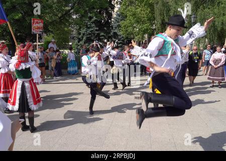 (190610) -- BUDAPEST, 10 giugno 2019 -- i partecipanti ballano durante una marcia del Carnevale del Danubio festival di danza popolare nel centro di Budapest, in Ungheria, 9 giugno 2019. ) UNGHERIA-BUDAPEST-DANZA POPOLARE-FESTIVAL AttilaxVolgyi PUBLICATIONxNOTxINxCHN Foto Stock