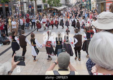 (190610) -- BUDAPEST, 10 giugno 2019 -- i partecipanti ballano durante una marcia del Carnevale del Danubio festival di danza popolare nel centro di Budapest, in Ungheria, 9 giugno 2019. ) UNGHERIA-BUDAPEST-DANZA POPOLARE-FESTIVAL AttilaxVolgyi PUBLICATIONxNOTxINxCHN Foto Stock