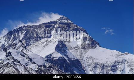 (190611) -- PECHINO, 11 giugno 2019 -- foto scattata il 18 maggio 2019 mostra lo scenario del Monte Qomolangma. Titoli Xinhua: Mt. Qomolangma impantanato nel caos, regolamenti più severi richiedevano JigmexDorje PUBLICATIONxNOTxINxCHN Foto Stock