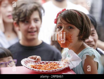 (190611) -- PECHINO, 11 giugno 2019 -- Una ragazza partecipa a un concorso di spaghetti durante il decimo evento annuale della giornata italiana a Vancouver, Canada, 9 giugno 2019. ) XINHUA FOTO DEL GIORNO LiangxSen PUBLICATIONxNOTxINxCHN Foto Stock