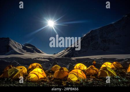 (190611) -- PECHINO, 11 giugno 2019 -- foto scattata il 6 settembre 2017 mostra lo scenario notturno di un campeggio sul Monte Qomolangma. ) Titoli Xinhua: Mt. Qomolangma impantanato nel caos, regolamenti più severi richiedevano TashixTsering PUBLICATIONxNOTxINxCHN Foto Stock