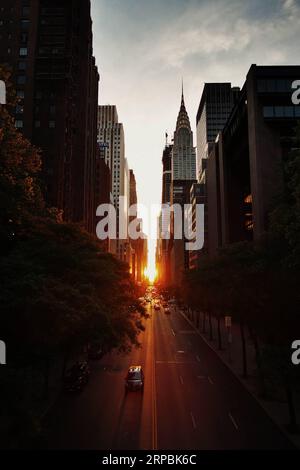 (190611) -- PECHINO, 11 giugno 2019 (Xinhua) -- foto scattata il 9 giugno 2019 mostra il tramonto sulla 42esima strada a Manhattan, New York, Stati Uniti. (Xinhua/li Muzi) XINHUA FOTO DEL GIORNO PUBLICATIONxNOTxINxCHN Foto Stock