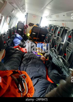 (190611) -- PECHINO, 11 giugno 2019 -- gli alpinisti feriti durante la valanga sul Monte Qomolangma riposano su un aereo di salvataggio, 26 aprile 2015. ) Titoli Xinhua: Mt. Qomolangma impantanato nel caos, regolamenti più severi richiedevano LixLiang PUBLICATIONxNOTxINxCHN Foto Stock