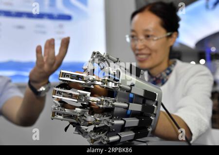 (190611) -- PECHINO, 11 giugno 2019 (Xinhua) -- Un visitatore prova un dispositivo medico per la riabilitazione delle mani durante il Global Health Forum (GHF) del Boao Forum for Asia (BFA) presso Qingdao World Expo City a Qingdao, nella provincia dello Shandong della Cina orientale, il 10 giugno 2019. (Xinhua/Guo Xulei) XINHUA FOTO DEL GIORNO PUBLICATIONxNOTxINxCHN Foto Stock