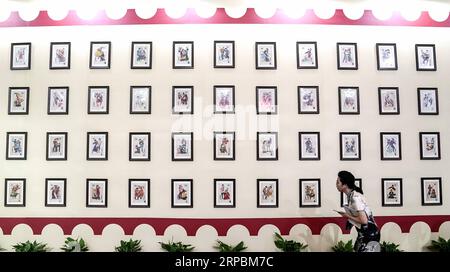 (190612) -- PECHINO, 12 giugno 2019 (Xinhua) -- Un visitatore osserva i francobolli durante l'esposizione mondiale dei francobolli del 2019 a Wuhan, capitale della provincia di Hubei della Cina centrale, l'11 giugno 2019. (Xinhua/Cheng min) XINHUA FOTO DEL GIORNO PUBLICATIONxNOTxINxCHN Foto Stock