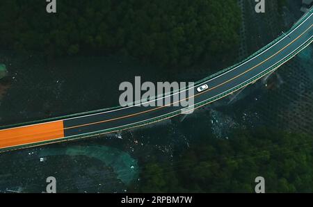 (190612) -- PECHINO, 12 giugno 2019 (Xinhua) -- foto aerea scattata l'11 giugno 2019 mostra un'auto che corre sull'autostrada che collega Zhalonggou con la città di Nianbo nella provincia del Qinghai della Cina nord-occidentale. (Xinhua/Zhang Hongxiang) XINHUA FOTO DEL GIORNO PUBLICATIONxNOTxINxCHN Foto Stock