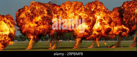 Serie di esplosioni sul terreno di materiale pirotecnico simile al napalm Foto Stock