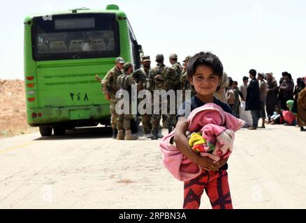 (190612) -- HOMS (SIRIA), 12 giugno 2019 -- Un bambino siriano sfollato arriva all'attraversamento di Jlaighem nella campagna orientale della provincia di Homs, nella Siria centrale, il 12 giugno 2019. Un nuovo gruppo di civili ha lasciato il campo di Rukban in Siria meridionale e ha raggiunto le aree governative nella Siria centrale mercoledì, ha riferito l'agenzia di stampa statale sana. ) SIRIA-HOMS-REFUGEES-RUTURN AmmarxSafarjalani PUBLICATIONxNOTxINxCHN Foto Stock