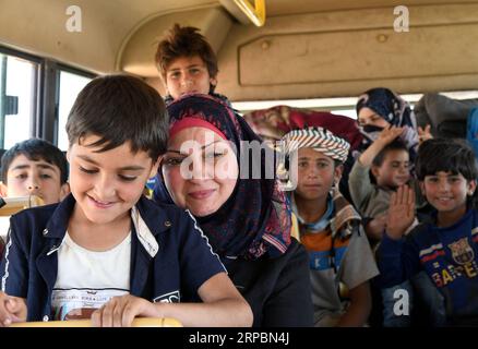 190612 -- HOMS SIRIA, 12 giugno 2019 -- i siriani sfollati arrivano all'attraversamento di Jlaighem nella campagna orientale della provincia di Homs nella Siria centrale, il 12 giugno 2019. Un nuovo gruppo di civili ha lasciato il campo di Rukban in Siria meridionale e ha raggiunto le aree governative nella Siria centrale mercoledì, ha riferito l'agenzia di stampa statale sana. SIRIA-HOMS-REFUGEES-RUTURN AmmarxSafarjalani PUBLICATIONxNOTxINxCHN Foto Stock