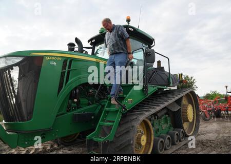 (190613) -- MISSOURI, 13 giugno 2019 -- Tom Waters, un agricoltore di settima generazione, scende dal suo trattore sulla sua terra agricola a Orrick, Missouri, Stati Uniti, 9 giugno 2019. PER ANDARE CON caratteristiche: Agricoltori del Midwest devastati da inondazioni storiche, tensioni commerciali USA-Cina ) U.S.-INONDAZIONI-MIDWEST FARMER-DISASTER-U.S.-CHINA TRADE TENSIONS LiuxJie PUBLICATIONxNOTxINxCHN Foto Stock