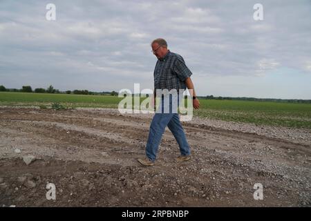 (190613) -- MISSOURI, 13 giugno 2019 -- Tom Waters, un contadino di settima generazione, cammina nella sua fattoria a Orrick, Missouri, Stati Uniti, 9 giugno 2019. PER ANDARE CON caratteristiche: Agricoltori del Midwest devastati da inondazioni storiche, tensioni commerciali USA-Cina ) U.S.-INONDAZIONI-MIDWEST FARMER-DISASTER-U.S.-CHINA TRADE TENSIONS LiuxJie PUBLICATIONxNOTxINxCHN Foto Stock