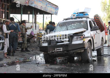 (190613) -- JALALABAD (AFGHANISTAN), 13 giugno 2019 -- i membri delle forze di sicurezza afghane ispezionano il sito di un attentato suicida nella città di Jalalabad nella provincia di Nangarhar, Afghanistan, il 13 giugno 2019. Nove persone sono state confermate morte e altre 11 hanno subito ferite mentre un attentatore suicida si è fatto saltare in aria nella città di Jalalabad giovedì.) AFGHANISTAN-JALALABAD-ATTENTATO SUICIDA SaifurahmanxSafi PUBLICATIONxNOTxINxCHN Foto Stock