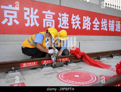 (190614) -- PECHINO, 14 giugno 2019 (Xinhua) -- i costruttori lavorano sul binario della ferrovia ad alta velocità Pechino-Zhangjiakou in un tunnel a Pechino, capitale della Cina, il 12 giugno 2019. Con l'ultimo pezzo della ferrovia in acciaio messo mercoledì in un tunnel sotterraneo dell'Università Tsinghua di Pechino, è stato costruito il binario dell'intera lunghezza della ferrovia ad alta velocità Pechino-Zhangjiakou. La ferrovia originale che collegava le due città, conosciuta come la prima ferrovia indipendente progettata e costruita in Cina, fu messa in funzione nel 1909. Con una velocità progettata di 350 km/h, la nuova pista lunga 174 km W Foto Stock