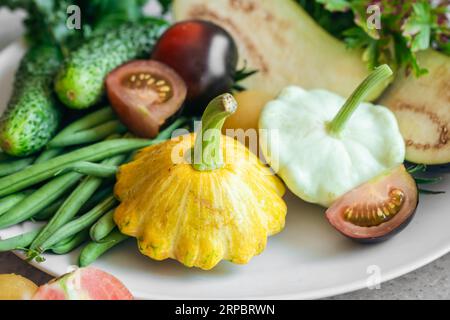 Patio, pomodori, cetrioli e fagioli verdi in primo piano su un piatto. Foto Stock