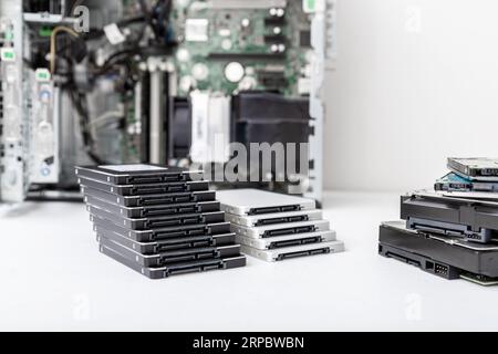 Vista ravvicinata del disco rigido del computer e delle unità SSD concetto di aggiornamento, riparazione e ripristino dei dati del PC Foto Stock