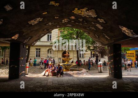 (190617) -- VIENNA, 17 giugno 2019 (Xinhua) -- la gente visita la casa Hundertwasser a Vienna, in Austria, 17 giugno 2019. La Hundertwasser House, un edificio simbolo noto per le sue pareti esterne colorate e lo stile unico, è stata progettata dall'artista austriaco Friedenscreich Hundertwasser. Fu costruito tra il 1983 e il 1985. Fino ad oggi, è ancora un appartamento per i residenti ordinari e uno degli edifici più visitati di Vienna. (Xinhua/Guo Chen) AUSTRIA-VIENNA-HUNDERTWASSER HOUSE PUBLICATIONxNOTxINxCHN Foto Stock