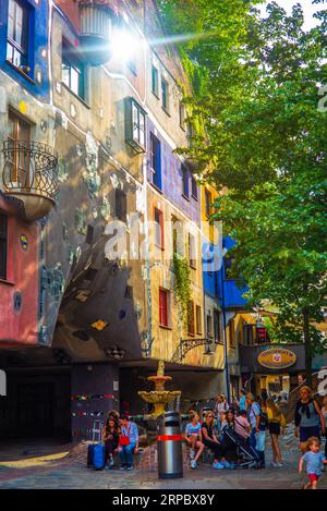 (190617) -- VIENNA, 17 giugno 2019 (Xinhua) -- la foto scattata il 17 giugno 2019 mostra la casa Hundertwasser a Vienna, in Austria. La Hundertwasser House, un edificio simbolo noto per le sue pareti esterne colorate e lo stile unico, è stata progettata dall'artista austriaco Friedenscreich Hundertwasser. Fu costruito tra il 1983 e il 1985. Fino ad oggi, è ancora un appartamento per i residenti ordinari e uno degli edifici più visitati di Vienna. (Xinhua/Guo Chen) AUSTRIA-VIENNA-HUNDERTWASSER HOUSE PUBLICATIONxNOTxINxCHN Foto Stock