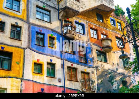 (190617) -- VIENNA, 17 giugno 2019 (Xinhua) -- la foto scattata il 17 giugno 2019 mostra la casa Hundertwasser a Vienna, in Austria. La Hundertwasser House, un edificio simbolo noto per le sue pareti esterne colorate e lo stile unico, è stata progettata dall'artista austriaco Friedenscreich Hundertwasser. Fu costruito tra il 1983 e il 1985. Fino ad oggi, è ancora un appartamento per i residenti ordinari e uno degli edifici più visitati di Vienna. (Xinhua/Guo Chen) AUSTRIA-VIENNA-HUNDERTWASSER HOUSE PUBLICATIONxNOTxINxCHN Foto Stock