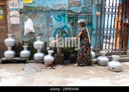 Dhaka, Dhaka, Bangladesh. 4 settembre 2023. Una donna raccoglie acqua potabile da un pozzetto profondo in una strada a Dacca, Bangladesh. L'acqua potabile sicura è una crisi regolare nelle aree del centro della città. Circa il 80% del fabbisogno idrico totale della città di Dacca viene soddisfatto attraverso l'estrazione delle acque sotterranee, con livelli di acqua sotterranea che si riducono a una velocità di 2-3 metri all'anno, esaurendo rapidamente questa risorsa. Crediti: ZUMA Press, Inc./Alamy Live News Foto Stock