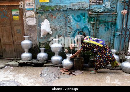 Dhaka, Dhaka, Bangladesh. 4 settembre 2023. Una donna raccoglie acqua potabile da un pozzetto profondo in una strada a Dacca, Bangladesh. L'acqua potabile sicura è una crisi regolare nelle aree del centro della città. Circa il 80% del fabbisogno idrico totale della città di Dacca viene soddisfatto attraverso l'estrazione delle acque sotterranee, con livelli di acqua sotterranea che si riducono a una velocità di 2-3 metri all'anno, esaurendo rapidamente questa risorsa. Crediti: ZUMA Press, Inc./Alamy Live News Foto Stock