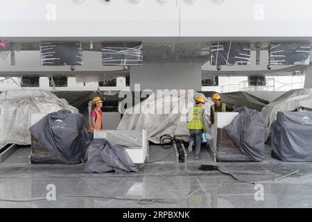 (190618) -- PECHINO, 18 giugno 2019 (Xinhua) -- i lavoratori eseguono il debug dei dispositivi presso l'edificio del terminal dell'aeroporto internazionale di Pechino Daxing a Pechino, capitale della Cina, 18 giugno 2019. La costruzione dell'aeroporto internazionale di Pechino Daxing dovrebbe essere completata entro la fine di questo mese. Il nuovo aeroporto dovrebbe essere operativo prima del 30 settembre. (Xinhua/Zhang Xiaoyu) CHINA-BEIJING-DAXING INT L AIRPORT-CONSTRUCTION (CN) PUBLICATIONxNOTxINxCHN Foto Stock