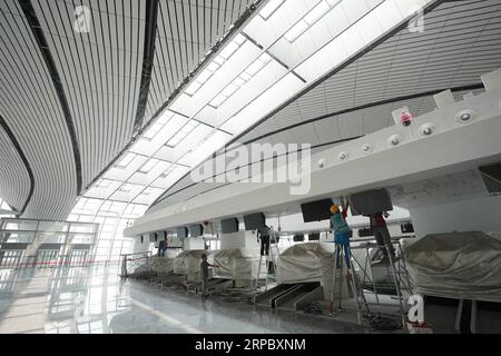 (190618) -- PECHINO, 18 giugno 2019 (Xinhua) -- i lavoratori installano dispositivi presso l'edificio del terminal dell'aeroporto internazionale di Pechino Daxing a Pechino, capitale della Cina, 18 giugno 2019. La costruzione dell'aeroporto internazionale di Pechino Daxing dovrebbe essere completata entro la fine di questo mese. Il nuovo aeroporto dovrebbe essere operativo prima del 30 settembre. (Xinhua/Ju Huanzong) CHINA-BEIJING-DAXING INT L AIRPORT-CONSTRUCTION (CN) PUBLICATIONxNOTxINxCHN Foto Stock