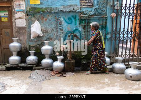 Dhaka, Dhaka, Bangladesh. 4 settembre 2023. Una donna raccoglie acqua potabile da un pozzetto profondo in una strada a Dacca, Bangladesh. L'acqua potabile sicura è una crisi regolare nelle aree del centro della città. Circa il 80% del fabbisogno idrico totale della città di Dacca viene soddisfatto attraverso l'estrazione delle acque sotterranee, con livelli di acqua sotterranea che si riducono a una velocità di 2-3 metri all'anno, esaurendo rapidamente questa risorsa. Crediti: ZUMA Press, Inc./Alamy Live News Foto Stock