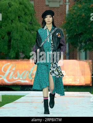 (190618) -- SHANGHAI, 18 giugno 2019 (Xinhua) -- Una modella presenta le creazioni di D-HARRY durante una sfilata di moda intitolata Voice in East China S Shanghai, 18 giugno 2019. (Xinhua/Chen Jianli) CHINA-SHANGHAI-FASHION SHOW (CN) PUBLICATIONxNOTxINxCHN Foto Stock