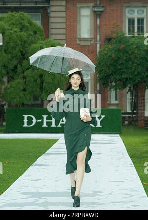 (190618) -- SHANGHAI, 18 giugno 2019 (Xinhua) -- Una modella presenta le creazioni di D-HARRY durante una sfilata di moda intitolata Voice in East China S Shanghai, 18 giugno 2019. (Xinhua/Chen Jianli) CHINA-SHANGHAI-FASHION SHOW (CN) PUBLICATIONxNOTxINxCHN Foto Stock