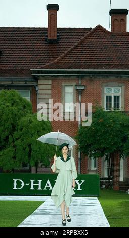 (190618) -- SHANGHAI, 18 giugno 2019 (Xinhua) -- Una modella presenta le creazioni di D-HARRY durante una sfilata di moda intitolata Voice in East China S Shanghai, 18 giugno 2019. (Xinhua/Chen Jianli) CHINA-SHANGHAI-FASHION SHOW (CN) PUBLICATIONxNOTxINxCHN Foto Stock