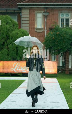 (190618) -- SHANGHAI, 18 giugno 2019 (Xinhua) -- Una modella presenta le creazioni di D-HARRY durante una sfilata di moda intitolata Voice in East China S Shanghai, 18 giugno 2019. (Xinhua/Chen Jianli) CHINA-SHANGHAI-FASHION SHOW (CN) PUBLICATIONxNOTxINxCHN Foto Stock