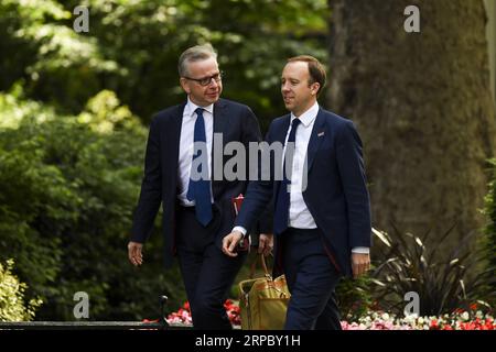 (190619) -- LONDRA, 19 giugno 2019 -- il segretario britannico per l'ambiente Michael Gove (L) e il segretario alla salute Matt Hancock arrivano al numero 10 di Downing Street per partecipare alla riunione del Gabinetto, a Londra, in Gran Bretagna, il 18 giugno 2019. ) RIUNIONE GRAN BRETAGNA-LONDRA-GABINETTO AlbertoxPezzali PUBLICATIONxNOTxINxCHN Foto Stock