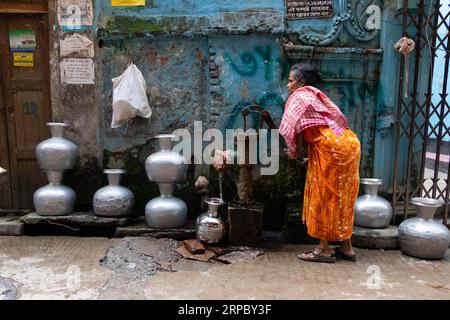 Dhaka, Dhaka, Bangladesh. 4 settembre 2023. Una donna raccoglie acqua potabile da un pozzetto profondo in una strada a Dacca, Bangladesh. L'acqua potabile sicura è una crisi regolare nelle aree del centro della città. Circa il 80% del fabbisogno idrico totale della città di Dacca viene soddisfatto attraverso l'estrazione delle acque sotterranee, con livelli di acqua sotterranea che si riducono a una velocità di 2-3 metri all'anno, esaurendo rapidamente questa risorsa. Crediti: ZUMA Press, Inc./Alamy Live News Foto Stock