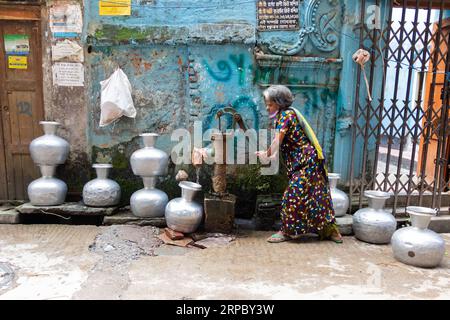 Dhaka, Dhaka, Bangladesh. 4 settembre 2023. Una donna raccoglie acqua potabile da un pozzetto profondo in una strada a Dacca, Bangladesh. L'acqua potabile sicura è una crisi regolare nelle aree del centro della città. Circa il 80% del fabbisogno idrico totale della città di Dacca viene soddisfatto attraverso l'estrazione delle acque sotterranee, con livelli di acqua sotterranea che si riducono a una velocità di 2-3 metri all'anno, esaurendo rapidamente questa risorsa. Crediti: ZUMA Press, Inc./Alamy Live News Foto Stock