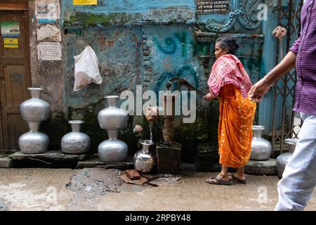 Dhaka, Dhaka, Bangladesh. 4 settembre 2023. Una donna raccoglie acqua potabile da un pozzetto profondo in una strada a Dacca, Bangladesh. L'acqua potabile sicura è una crisi regolare nelle aree del centro della città. Circa il 80% del fabbisogno idrico totale della città di Dacca viene soddisfatto attraverso l'estrazione delle acque sotterranee, con livelli di acqua sotterranea che si riducono a una velocità di 2-3 metri all'anno, esaurendo rapidamente questa risorsa. Crediti: ZUMA Press, Inc./Alamy Live News Foto Stock