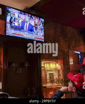 (190619) -- NEW YORK, 19 giugno 2019 (Xinhua) -- i sostenitori del presidente degli Stati Uniti Donald Trump guardano una trasmissione in diretta di Trump che parla al raduno di rielezione della campagna, all'interno della Trump Tower di New York il 18 giugno 2019. Trump ha formalmente dato il via alla sua campagna di rielezione del 2020 in una manifestazione a Orlando martedì sera. (Xinhua/li Muzi) U.S.-NEW YORK-2020 CAMPAGNA DI RIELEZIONE-TRUMP PUBLICATIONxNOTxINxCHN Foto Stock