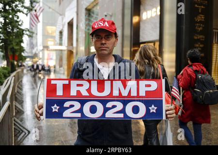 (190619) -- NEW YORK, 19 giugno 2019 (Xinhua) -- Un sostenitore del presidente degli Stati Uniti Donald Trump tiene un cartello fuori Trump Tower sulla 5th Avenue a Manhattan, New York, Stati Uniti, 18 giugno 2019. Trump ha formalmente dato il via alla sua campagna di rielezione del 2020 in una manifestazione a Orlando martedì sera. (Xinhua/li Muzi) U.S.-NEW YORK-2020 CAMPAGNA DI RIELEZIONE-TRUMP PUBLICATIONxNOTxINxCHN Foto Stock