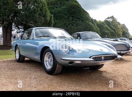 1967 Ferrari 330 GTC speciale al Concours of Elegance all'Hampton Court Palace Londra Regno Unito 2023 Foto Stock