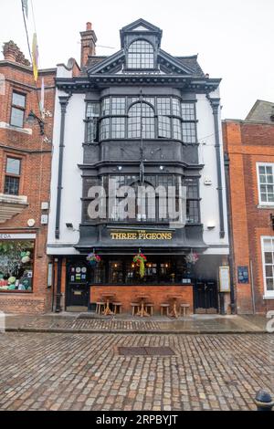 GUILDFORD, SURREY- 31 AGOSTO 2023: Pub Three Pidgeons sulla strada principale di Guildford Foto Stock