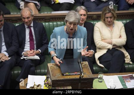 (190619) -- LONDRA, 19 giugno 2019 -- il primo ministro britannico Theresa May (fronte) partecipa alle domande del primo ministro alla camera dei comuni di Londra, in Gran Bretagna, il 19 giugno 2019. ) CREDITO OBBLIGATORIO AD HOC: BRITAIN-LONDON-PMQS UKxParliament/JessicaxTaylor PUBLICATIONxNOTxINxCHN Foto Stock