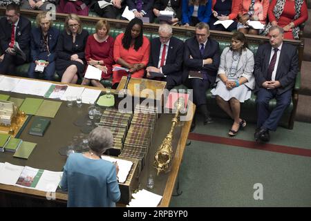 (190619) -- LONDRA, 19 giugno 2019 -- il primo ministro britannico Theresa May (fronte) partecipa alle domande del primo ministro alla camera dei comuni di Londra, in Gran Bretagna, il 19 giugno 2019. ) CREDITO OBBLIGATORIO AD HOC: BRITAIN-LONDON-PMQS UKxParliament/JessicaxTaylor PUBLICATIONxNOTxINxCHN Foto Stock