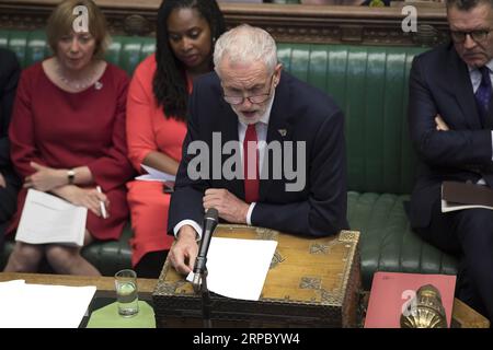 (190619) -- LONDRA, 19 giugno 2019 -- il leader del partito laburista britannico Jeremy Corbyn (fronte) partecipa alle domande del primo Ministro alla camera dei comuni di Londra, il 19 giugno 2019. ) CREDITO OBBLIGATORIO AD HOC: BRITAIN-LONDON-PMQS UKxParliament/JessicaxTaylor PUBLICATIONxNOTxINxCHN Foto Stock