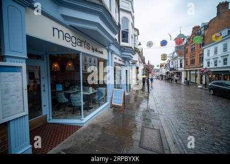 GUILDFORD, SURREY - 31 AGOSTO 2023: Megans by the Castle sulla Guildford High Street Foto Stock