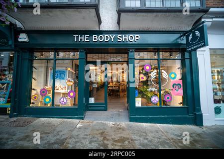 GUILDFORD, SURREY- 31 AGOSTO 2023: Il negozio Body Shop sulla Guildford High Street. Rivenditore britannico di cosmetici e prodotti per la cura della pelle Foto Stock