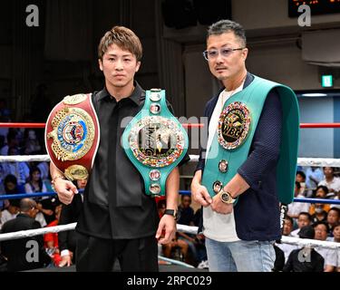 Il campione giapponese dei superbantamweight della WBC e della WBO Naoya Inoue, a sinistra, posa con il suo allenatore e padre Shingo Inoue dopo aver ricevuto le sue cinture durante la cerimonia di presentazione delle cinture alla Korakuen Hall di Tokyo, in Giappone, il 30 agosto 2023. (Foto di Hiroaki finito Yamaguchi/AFLO) Foto Stock